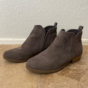 Booties from universal thread
